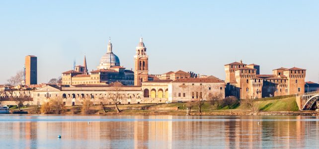 13.04.2021 — Man­to­va — Cit­tà d’arte e acqua, gioiel­lo del Rinascimento