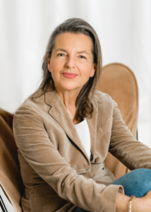 Porträtfoto Sigrid Obermair-sitzend-Sessel-Credit_Sabine Holzner-Buch-2022