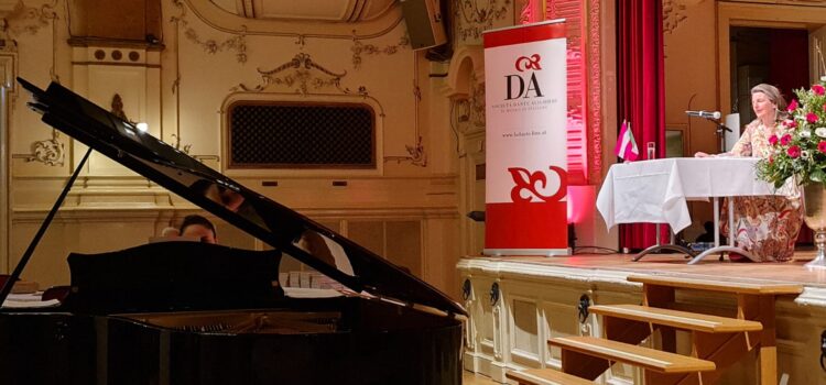 Bil­der­ga­le­rie — Lyri­k­le­sung „Lungo­ma­re. Gedich­te vom Süden“ mit Klavierbegleitung